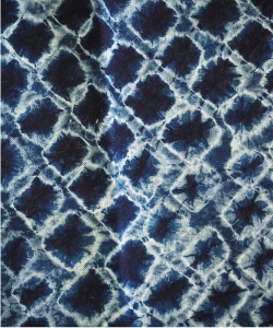 やたら絞りの写真 鹿の子絞りと作り方は同じですが、つまむ布の量を変えることでさまざまな大きさの模様を作ります。鹿の子絞りよりも大小ばらばらな模様になっています。