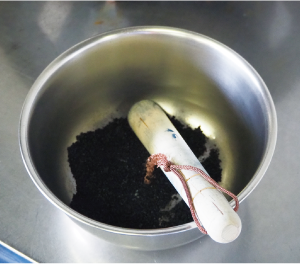 ボールに入れられた藍とすりこぎの写真