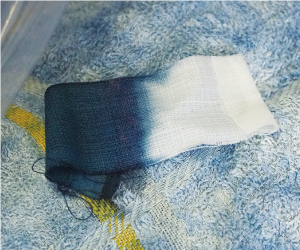 先が藍色に染まった小さい布の写真