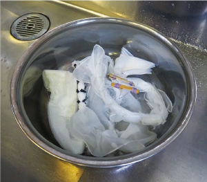 銀色の桶に絞った布がたくさん入れられた写真