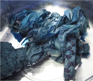 1回染めた絞りの写真。薄く藍色に染まっています