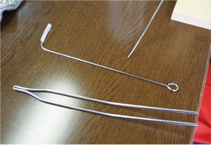 先が直角に曲がった針とトングのような形をした針です。絞りごとに使う針が異なります。大きさは20～30センチほどです。