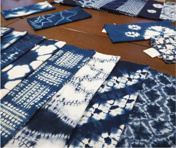 手ぬぐいの写真 さまざまな模様の手ぬぐいが並べられています。