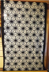 ひし形模様が重なった「麻の葉」模様のタペストリー