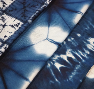 3枚の絵柄の違う手ぬぐいがななめに重ねられた写真