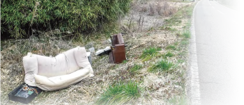 ソファが不法投棄されている写真