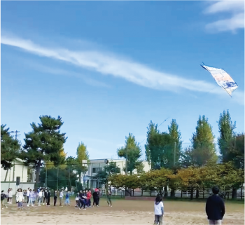 凧あげをする白根小学校の児童の写真