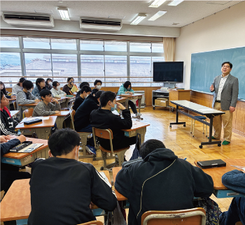 月潟小学校の児童が地域の人の話を聞いている写真