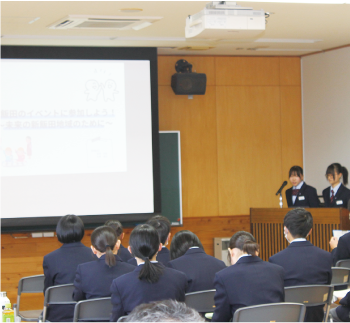 白南中学校の生徒2人が発表をしている写真