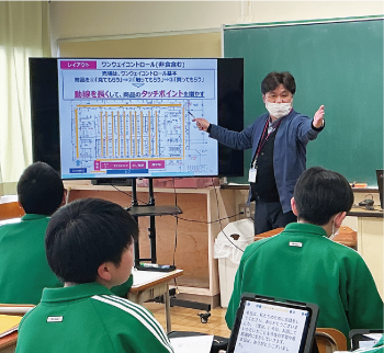 白根第一中学校の生徒が職業講話を聞いている写真