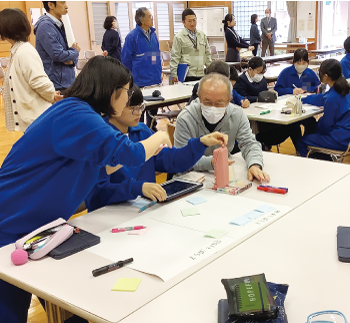 地域住民と話し合いをする月潟中学校の生徒の写真