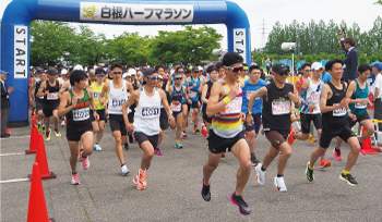 スタートして走りだすランナーの写真