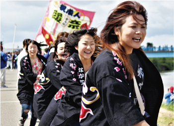 凧をひいている写真