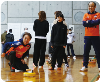 長浜区長がフロアカーリングをプレーしている写真