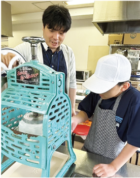 白根高校の生徒がかき氷を作っている写真