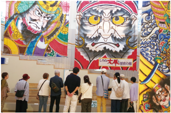 バスツアーでしろね大凧と歴史の館を訪れている写真