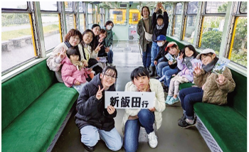 バスの中で記念撮影した写真