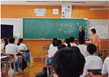 教室で生徒が講義を受けている写真