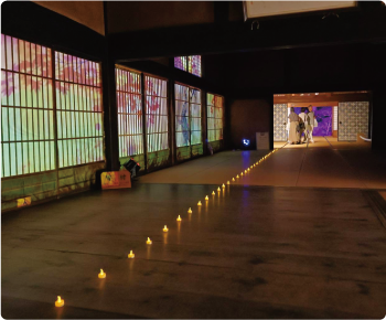 笹川邸和のヒカリでライトアップされている邸内の写真