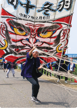 達磨組の凧を揚げている写真