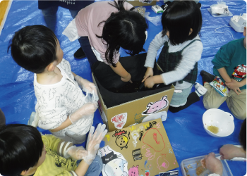 こどもたちが堆肥作りをしている写真