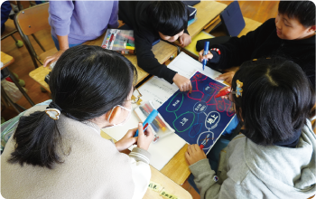 臼井小学校の児童がグループ学習をしている写真