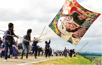 大凧を揚げている写真