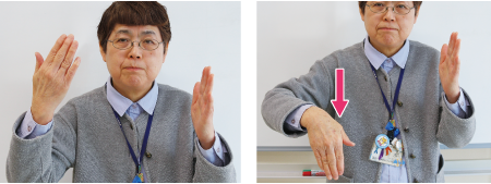 右手のひらを顔に、左の手のひらを内側に向けている写真