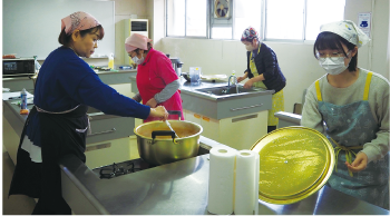 カレーを作っている写真