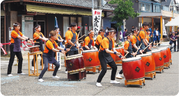 お祭り広場で太鼓の演奏をしている写真