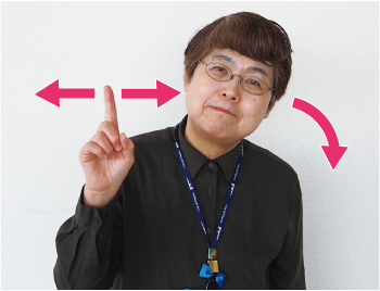 鈴木さんが人差し指を立て、首を傾けている写真