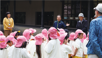 石塚さんの話を聞く園児たちの写真