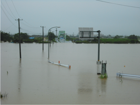 小須戸橋から続く道路がが冠水している写真