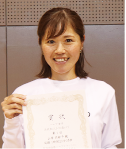 笑顔の女性の上半身の写真