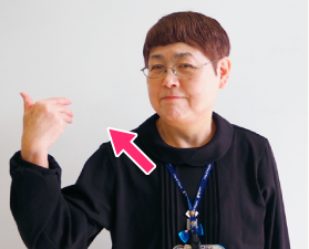 指先をはらっている写真