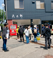 まち歩きガイドに参加する生徒の写真