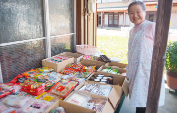 お菓子を販売する店主の写真