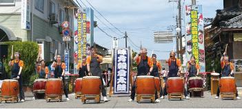 太鼓をたたく人たちの写真