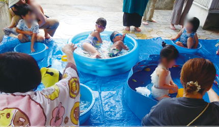 水遊びを楽しむこどもたちの写真