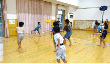 小学生がドッジボールをする写真