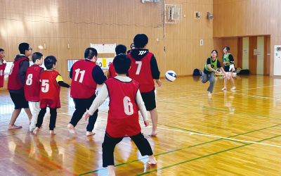 ビブスを着たこどもたちがドッジボールをする写真