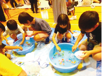出張児童館でスーパーボールすくいを楽しむこどもたち