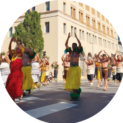ポリネシアンダンスを踊る人たちの写真