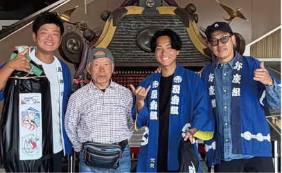 ハワイ出発前に集合写真を撮る4人の写真