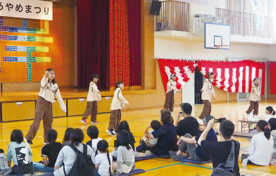 根岸ダンスクラブがダンスを披露する写真