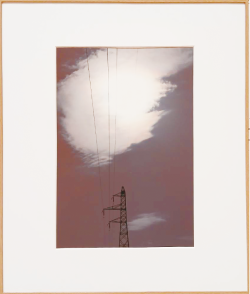 優秀賞「空寒く冬となる」谷川彰さん。鉄塔と雲、太陽環が映し出されている写真