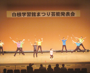 こどもたちがダンスをステージ上で披露している写真