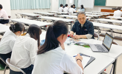 企業説明を受ける生徒の写真