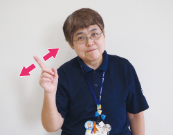 人差し指を立てている写真