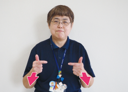 両手の親指と人差し指を伸ばし、胸の前で構えている写真